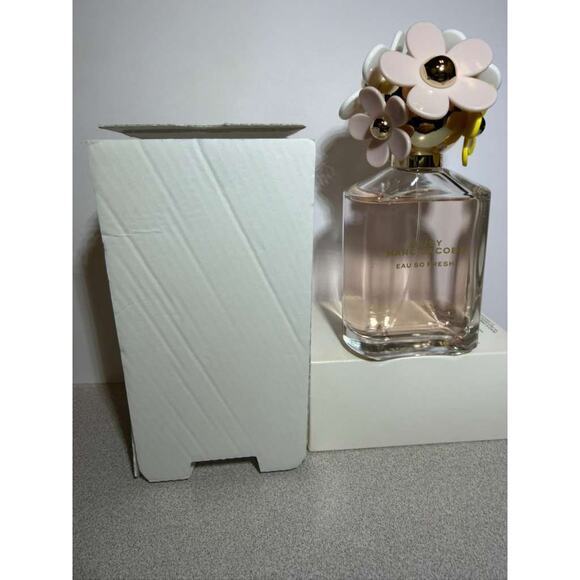 Marc Jacobs Daisy Eau So Fresh 150ml 4.2 Fl. oz - Picture 2 of 4